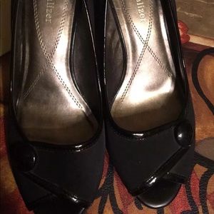 Naturalizer open toe black shoes size 7.5